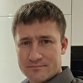 Mann med kort brunt hår
